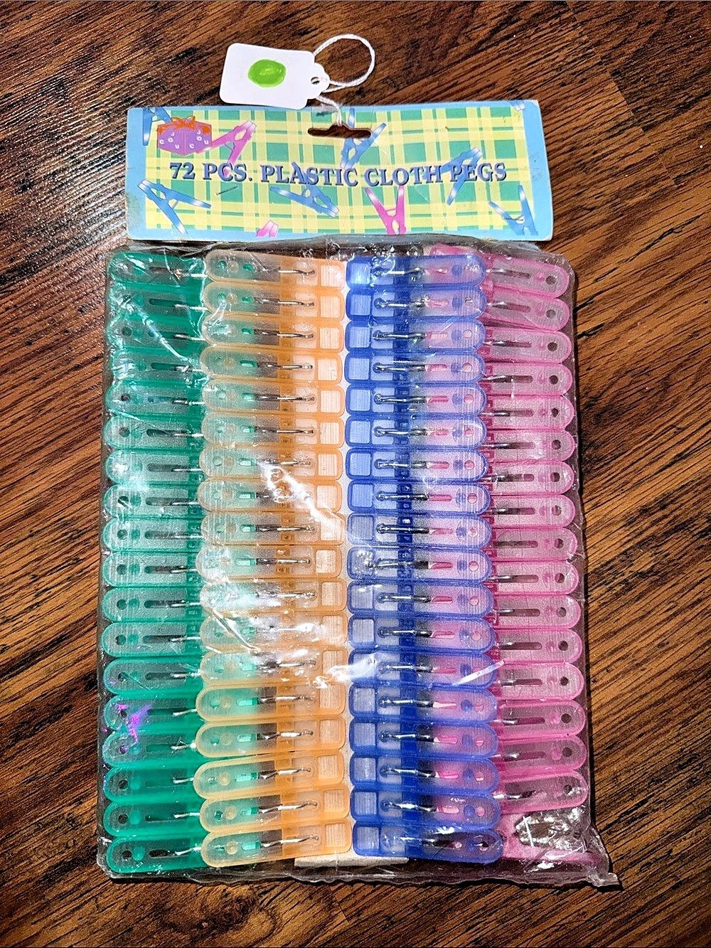 72-Piece Plastic Clothespins NWT C1.FR.2.2.B1